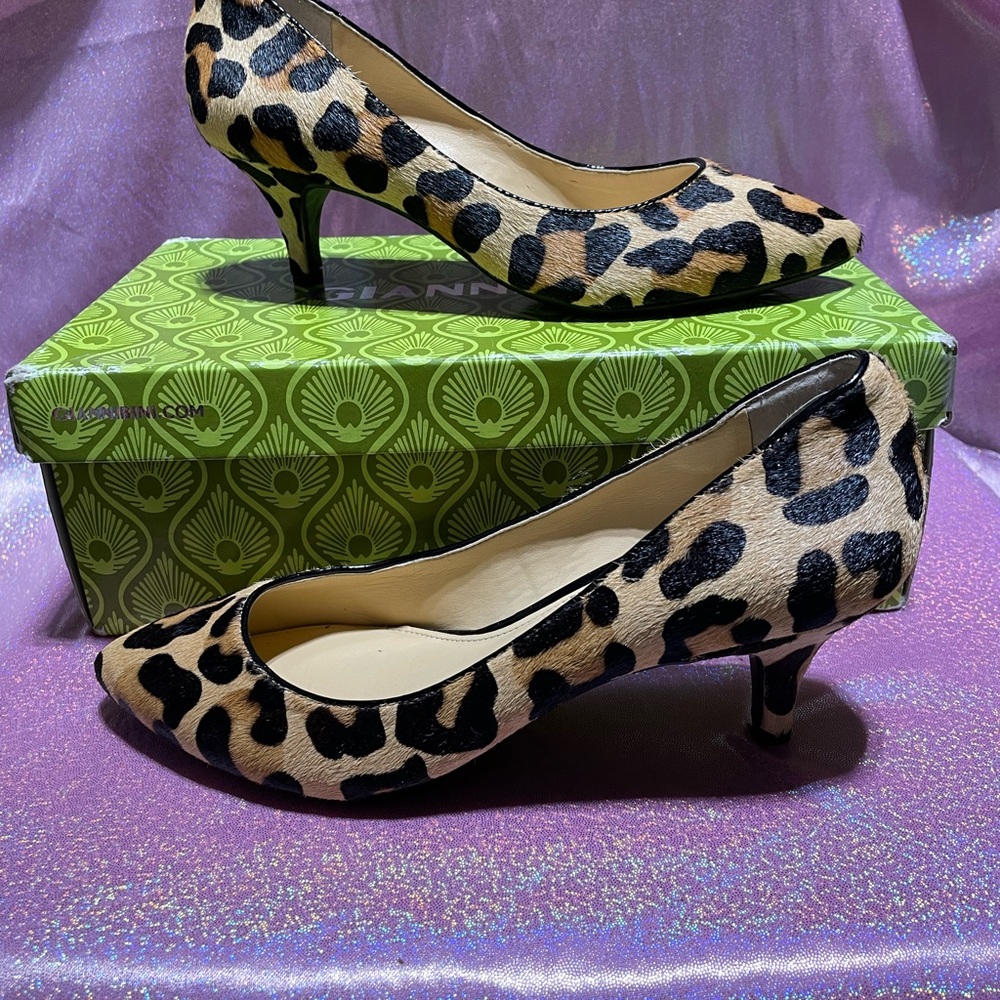 Elegant Tan and Black Heels for a Sophisticated Look